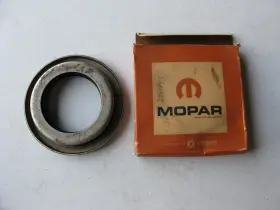 2961493 Mopar 1931105 Vintage Pinion Bearing Oil Seal And Retainer